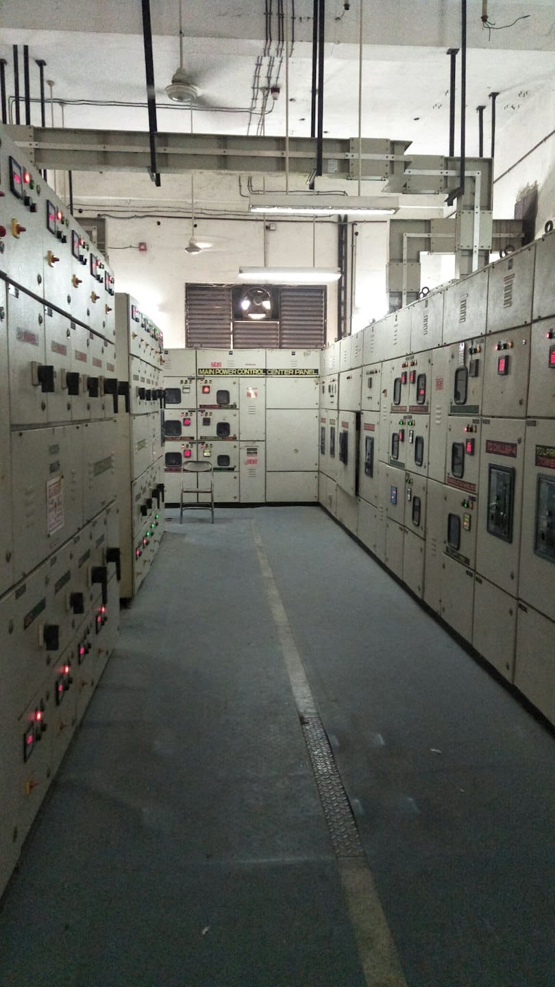 Elektrik panoları ve ana güç merkezinin bulunduğu endüstriyel koridor.