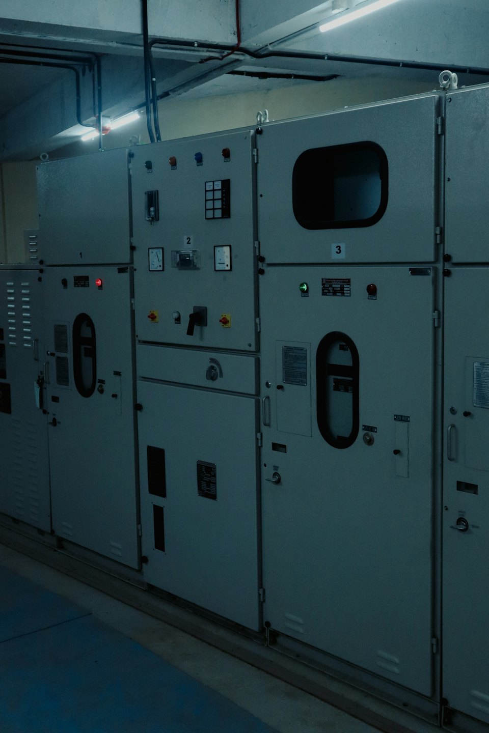 Fabrika ortamında elektrik kumanda panoları ve şalt cihazları.